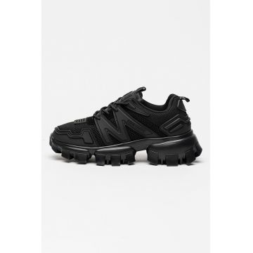 Pantofi sport de plasa cu aspect masiv si strat exterior din material sintetic