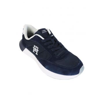 Tenisi cu logo si sireturi